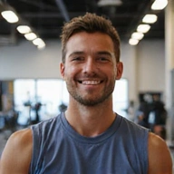 Portret młodego, energicznego dietetyka sportowego, uśmiechniętego, w tle rozmyte sprzęty sportowe i siłownia, w dynamicznych kolorach.